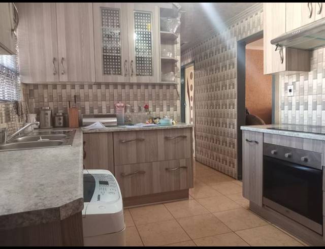 2 BEDROOM HOUSE FOR SALE IN KAGISO